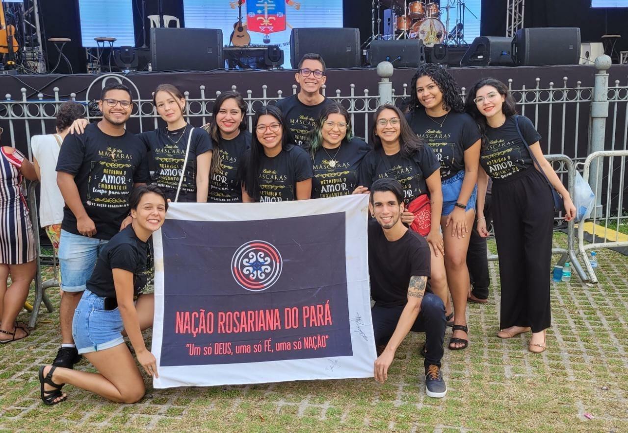 Integrantes do Fã Clube Nação Rosariana do Pará, Raissa e Lorena se preparam para reencontrar a banda Rosa de Saron